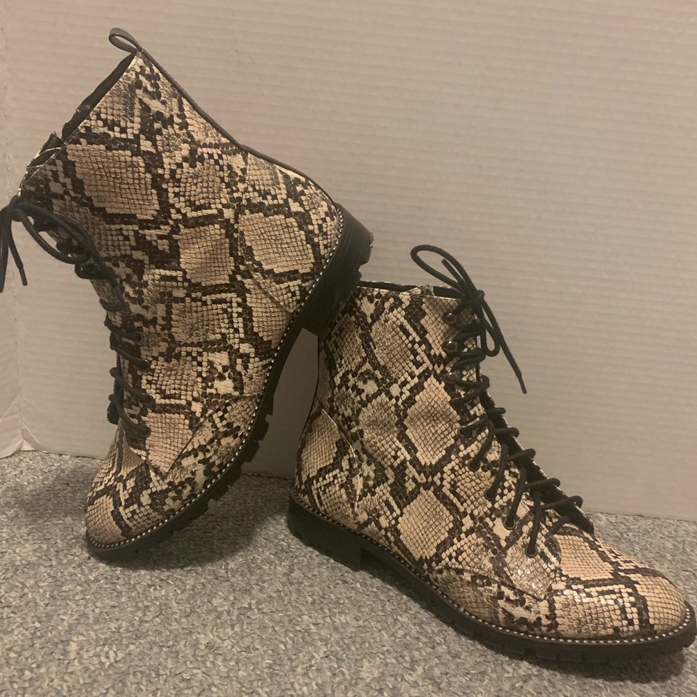 Express SZ 10 snakeskin side zip boots